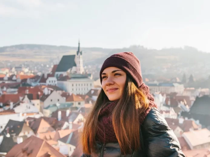 Žena v Českém Krumlově nad městem.