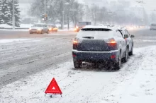 Dopravní nehoda v zimě.