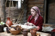 žena ve středověku sedí u stolu