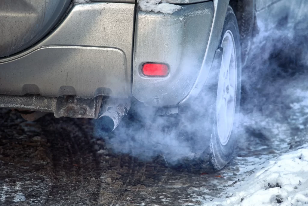Kouřící výfuk u automobilu. 
