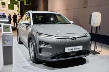 nádherné šedé elektroauto
