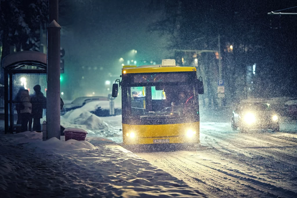 Kvůli sněhu autobusy vůbec nemusí vyjet. Zdroj: Shutterstock - MotorGuru.cz Autobus na zasněžené cestě.
