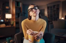 Zklamaná žena u televize.