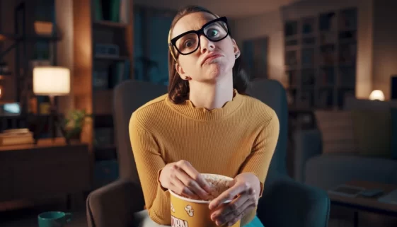 Zklamaná žena u televize.