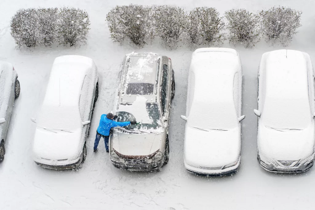 shutterstock_2378520953-2 - MotorGuru.cz zasněžená auta