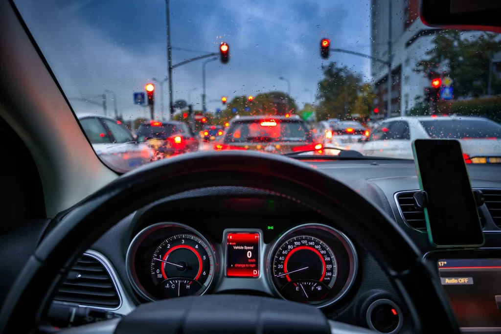 Čekání na semaforech je otravné. - MotorGuru.cz auto čeká na semaforu v zácpě
