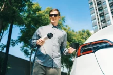 muž tankuje auto