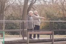 muž a žena stojí na mostě ve městě Karviná