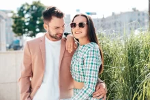 žena a muž na procházce městem