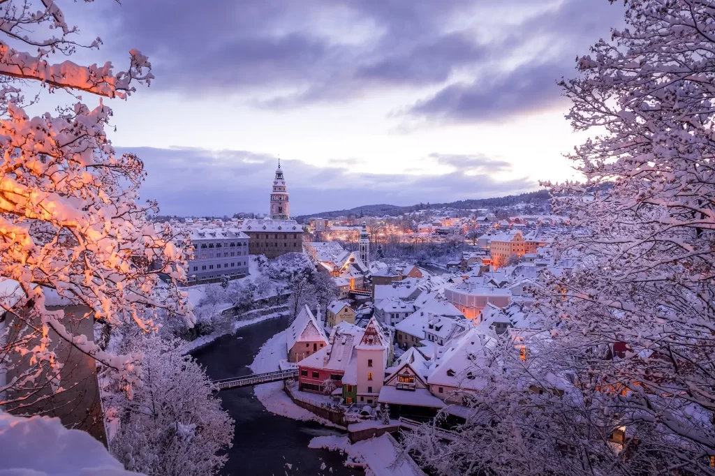 shutterstock_2437987603 - MotorGuru.cz Zasněžený Český Krumlov, pohled na zámek a střed města.
