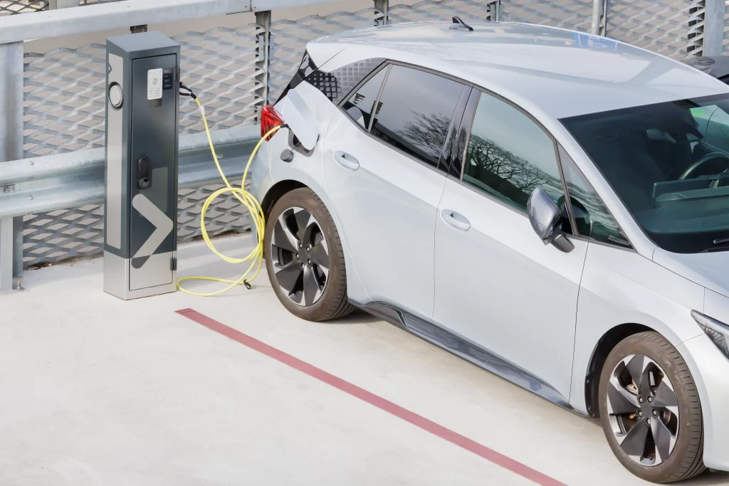 shutterstock_2445258017 - MotorGuru.cz Elektromobil u nabíjecí stanice