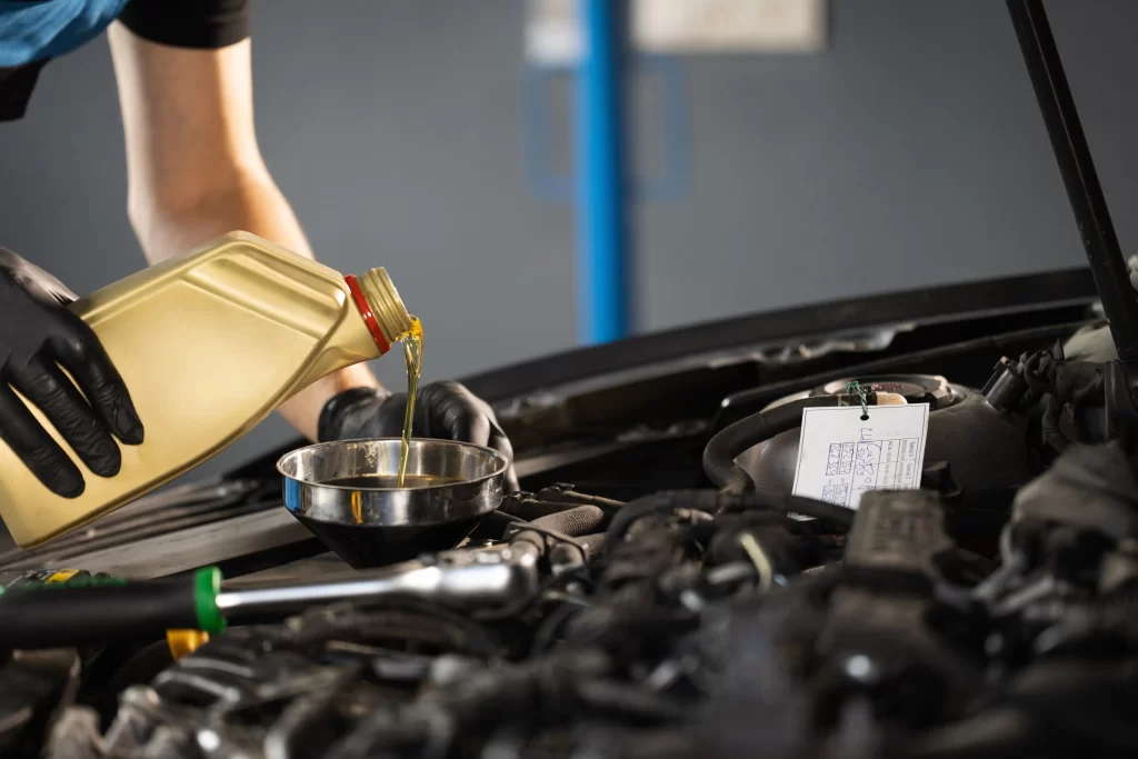 shutterstock_2464463003 1 - MotorGuru.cz dolévání oleje