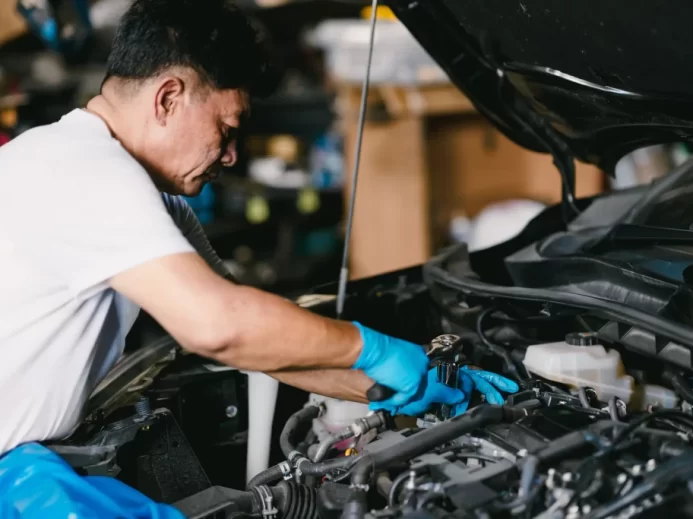 automechanik opravuje auto a motor auta