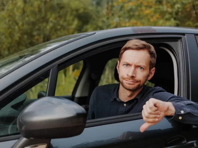 nespokojený muž v autě