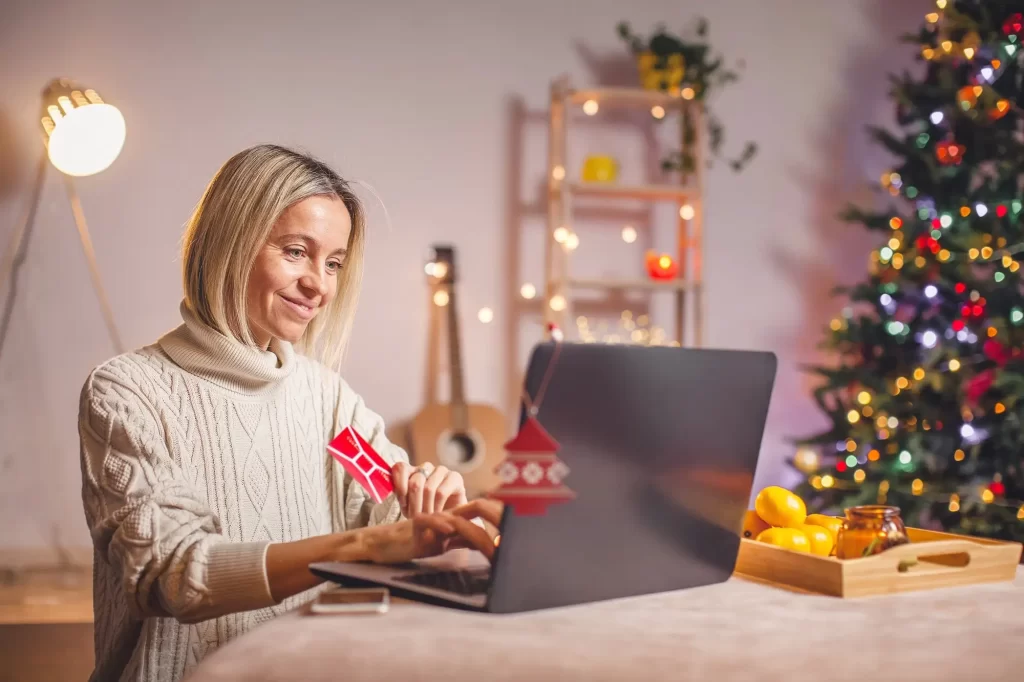 Žena nakupuje na internetu na Vánoce.