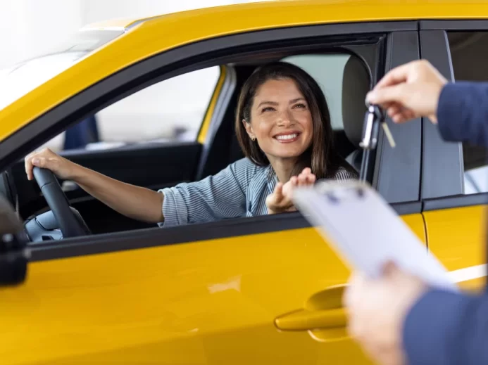 žena kupuje nový automobil