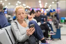 žena čekající na letišti používá veřejné Wi-Fi
