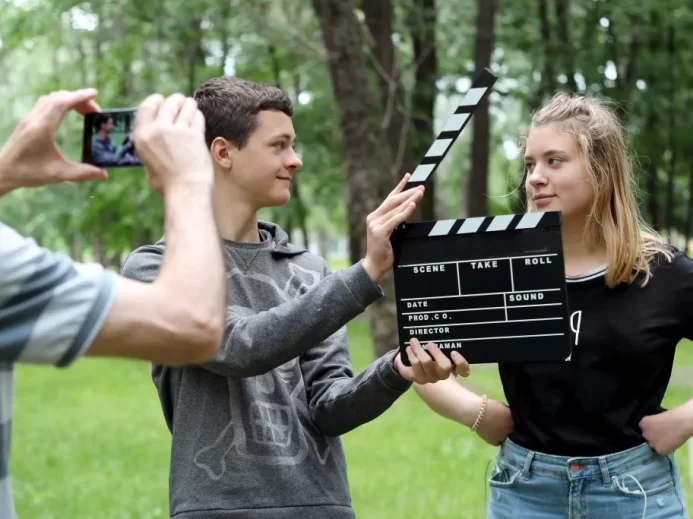 lidé natáčí film v přírodě