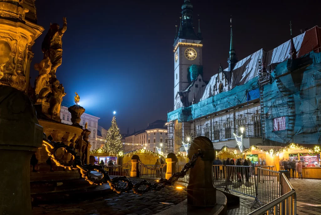 Olomoucké Horní náměstí po setmění v adventním čase.