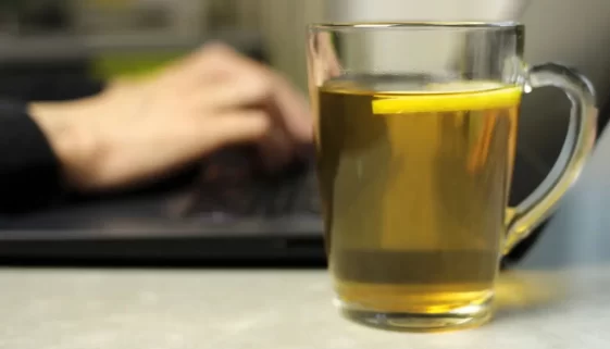 hrnek s čajem na stole