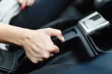 ženská ruka na ruční brzdě