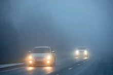 Auto se zapnutými mlhovkami