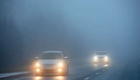 Auto se zapnutými mlhovkami