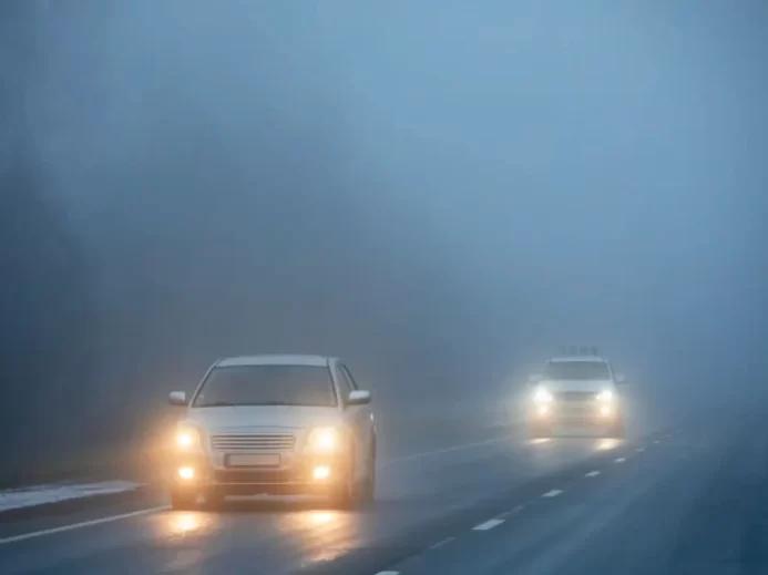 Auto se zapnutými mlhovkami