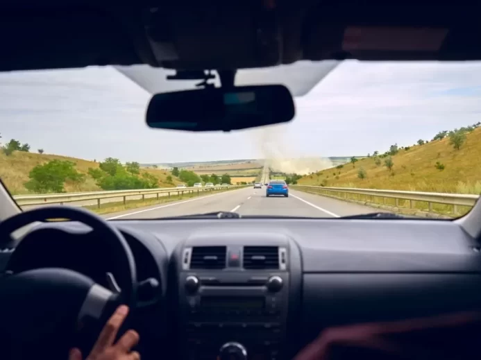 Výhled z auta při jízdě