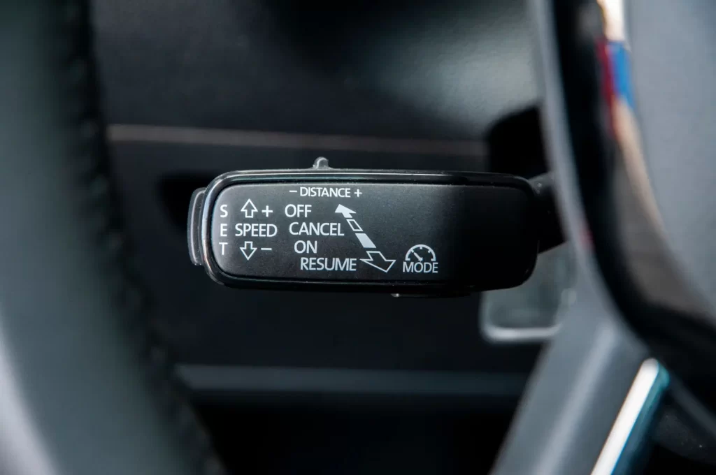 Spínač adaptivního tempomatu (ACC) - MotorGuru.cz Spínač adaptivního tempomatu (ACC)