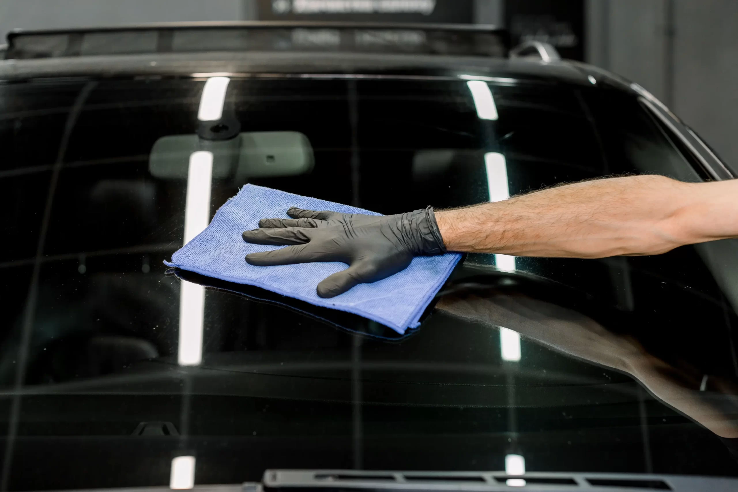 Shutterstock_1867898482 - MotorGuru.cz Čištění auta