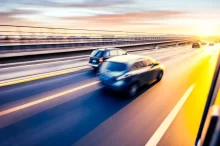Auto jedoucí po dálnici při západu slunce, pohybová neostrost