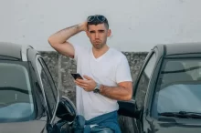 Muž váhá nad výběrem auta