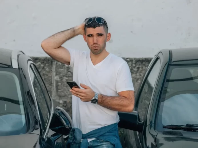 Muž váhá nad výběrem auta