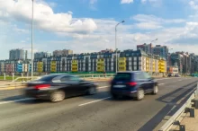 Jedno auto předjíždí druhé na ulici. Rozmazaný pohyb