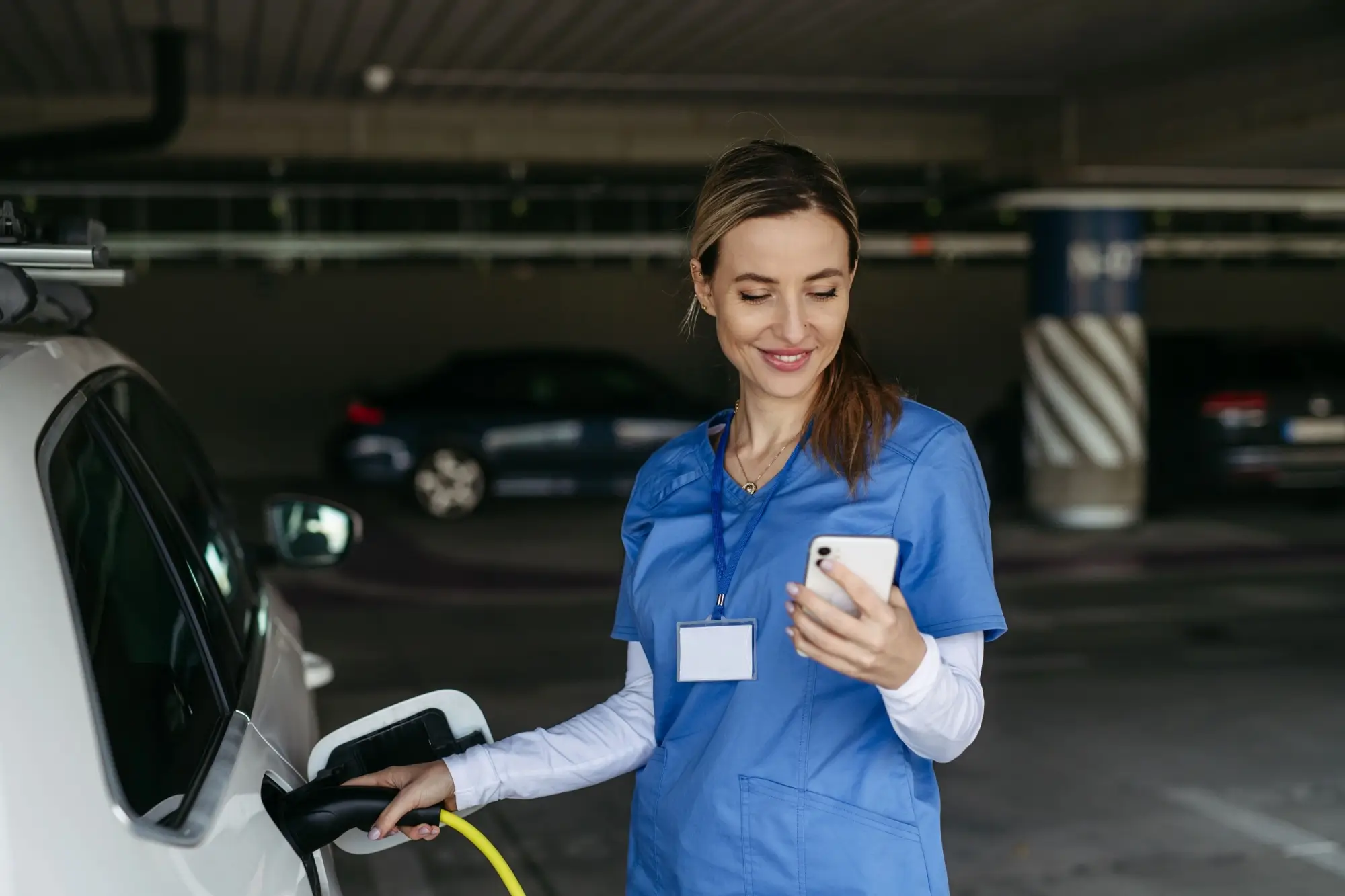 Zdravotní sestra nabíjí auto před odchodem do práce.