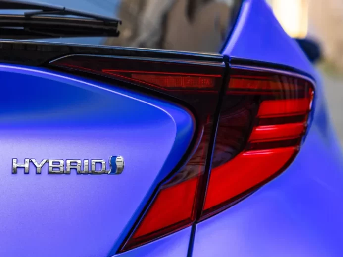 Auto na hybridní pohon