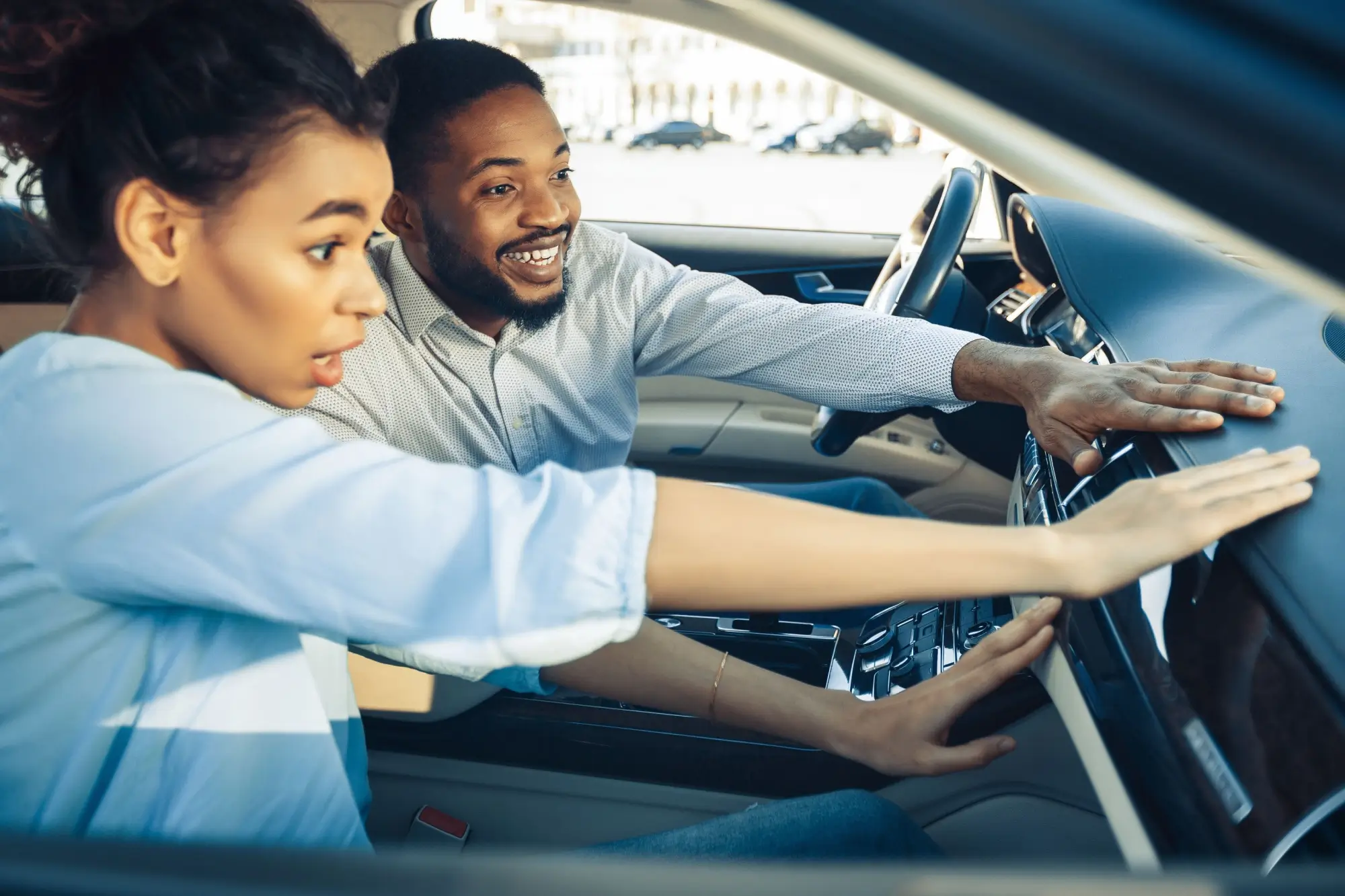 Shutterstock_2477754301 - MotorGuru.cz Mladý pár nastavující klimatizaci v autě.
