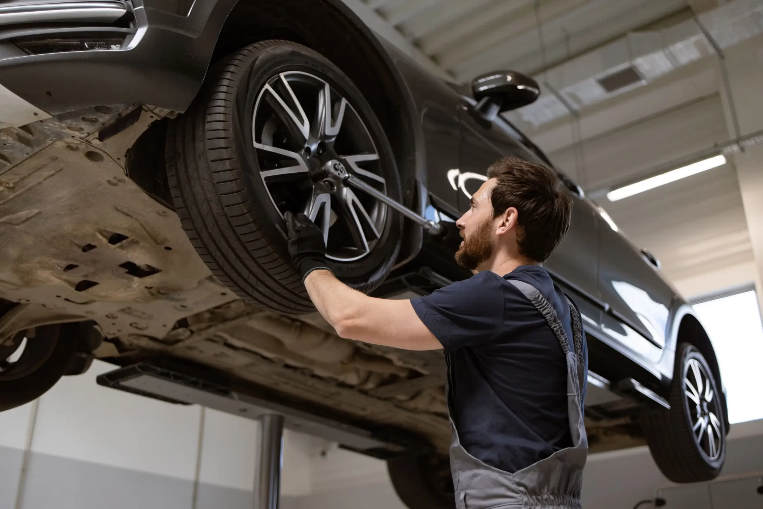 - MotorGuru.cz Opravář opravuje auto