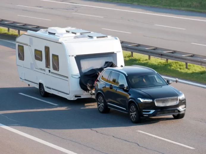 Auto táhne obytný přívěs