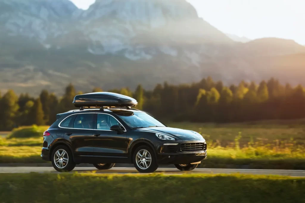 Shutterstock_2495357589 - MotorGuru.cz Auto se střešním boxem