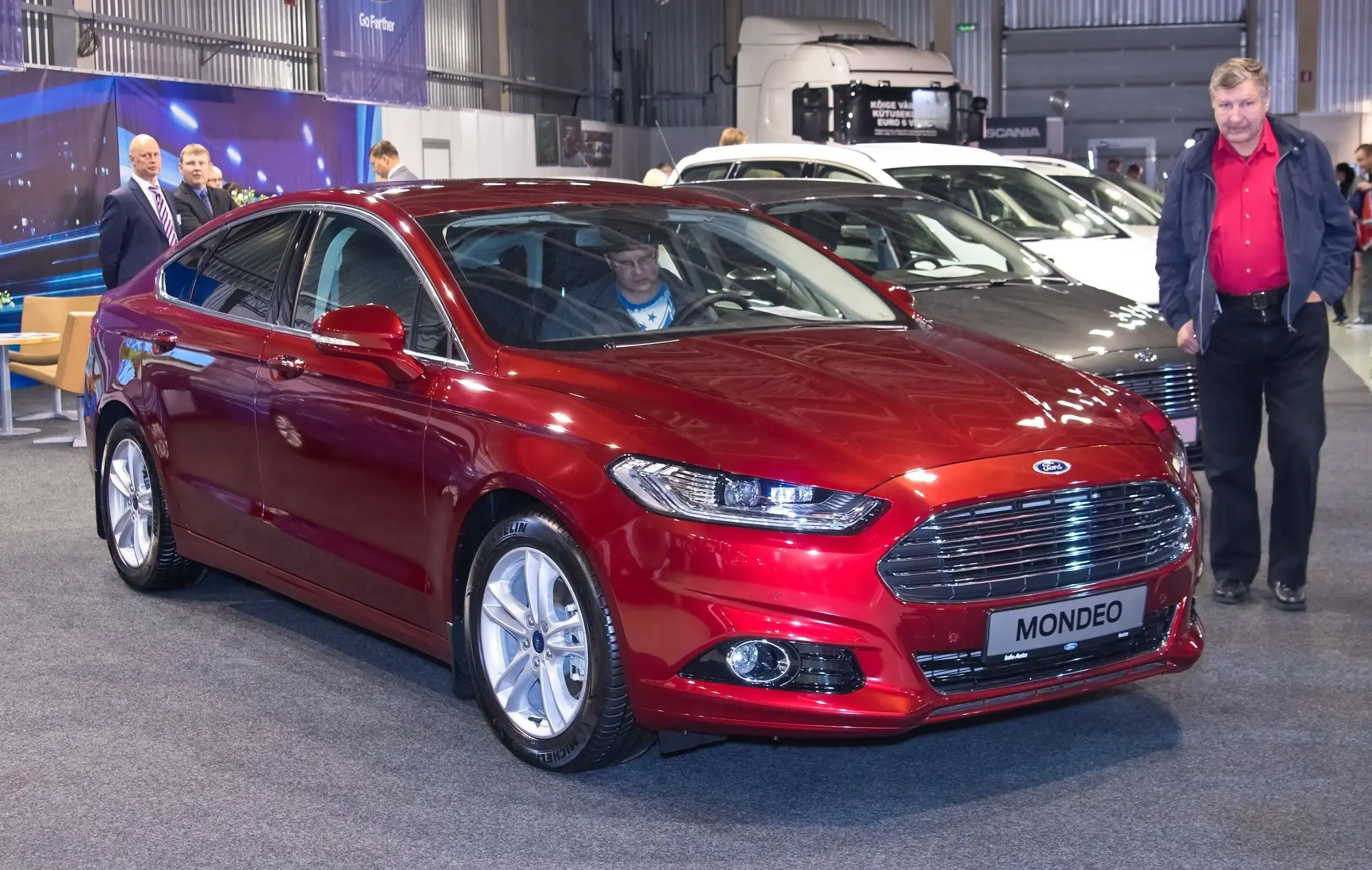 - MotorGuru.cz Vůz Ford Mondeo se zákazníkem.
