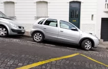 Auto parkuje v kopci