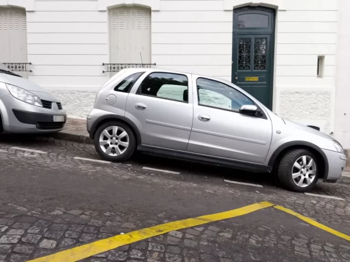 Auto parkuje v kopci