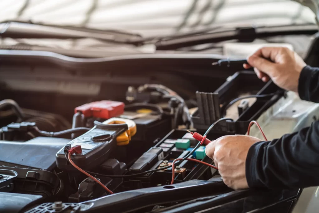 Shutterstock_auto2 - MotorGuru.cz Otevřená kapota, měřící přístroje