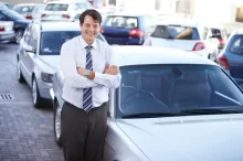 Muž u řady aut v autobazaru