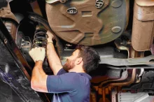 Automechanik kontroluje tlumiče