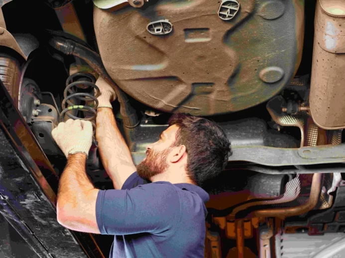 Automechanik kontroluje tlumiče