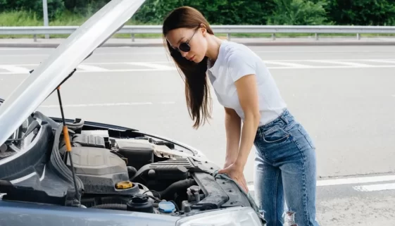 Žena oprava auto
