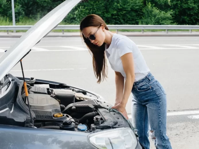 Žena oprava auto